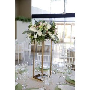 Centre de table en métal enduit de poudre dorée avec une finition de qualité supérieure pour les tables à la mode et sophistiquées - Product Image 1