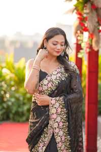 Sari de seda indio tradicional para mujer con trabajo de zari dorado y hermosas combinaciones de colores a precios de exportación - Product Image 3