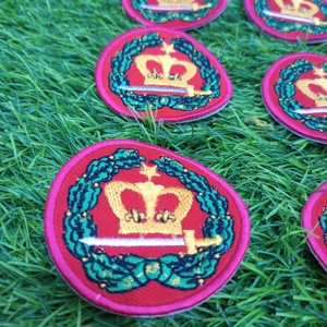 Orden del Amaranto Símbolo Corona Recortada Hierro En Parche - Product Image 6