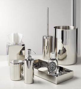 Un Baño de cuatro piezas en un acabado metálico oscuro con un patrón de diamantes acolchado y una bandeja con adornos dorados. - Product Image 6