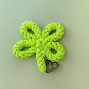 Jouet en corde pour chien en macramé fait main avec un design original en forme de trèfle porte-bonheur - Product Image 3