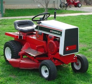 Compre un tractor cortacésped Gravely 2WD rojo con asiento blanco y volante negro, fácil de operar. - Product Image 6