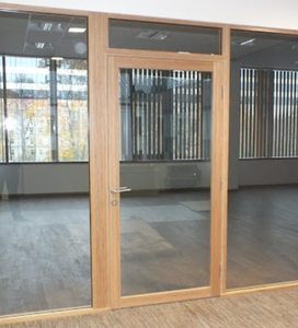 Mamparas de Privacidad de Vidrio con Estructura de Madera - Product Image 6