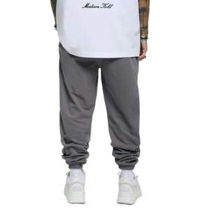 Time Flies Grey Cuffed Jogger 100 por ciento algodón Fleece Heavyweight Relaxed Fit Streetwear Pantalones con serigrafía y bolsillo con cremallera - Product Image 2