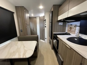 Proveedor Verificado de Autocaravana Usada V-e-n-t-u-r-e Rv Sonic Lite 160VFB 2024 en Venta - Product Image 3