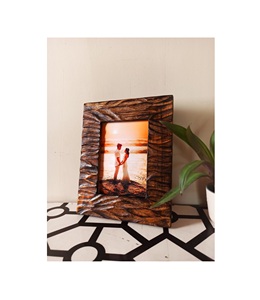 Marco de fotos vintage de madera inspirado en la decoración herencia, que presenta fotografías antiguas con un calor nostálgico. - Product Image 2