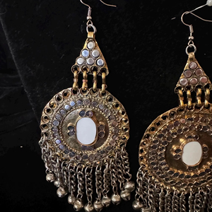 สร้อยคอเส้นใหญ่แบบดั้งเดิมของชนเผ่าที่มีลูกปัดรูปไข่สีขาวมันวาวหลายแถวจัดเรียงอย่างประณีต - Product Image 4