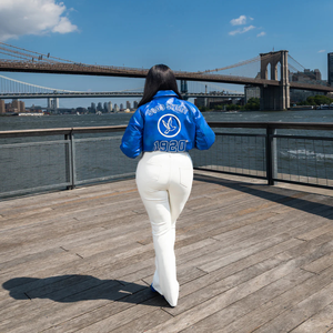 Chaqueta Bomber de Cuero Vegano Premium con Cierre y Diseño de Sorority Griega para Mujer, Modelo All Eyes On Me Zeta - Product Image 5