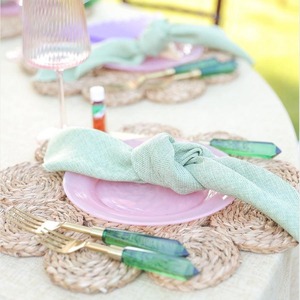 Vente chaude À La Main En Forme De Fleur Chargeur Plaque Seagrass Napperon Paille Napperon De Fête De Mariage Napperons pour Décor À La Maison - Product Image 5