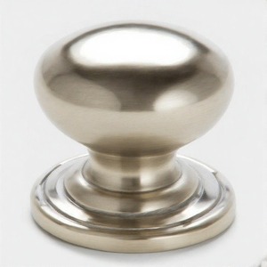 ModKnob Studio Imperial Crest Perilla de puerta de metal grabada Diseño de inspiración vintage para un atractivo atemporal y un encanto interior majestuoso - Product Image 5