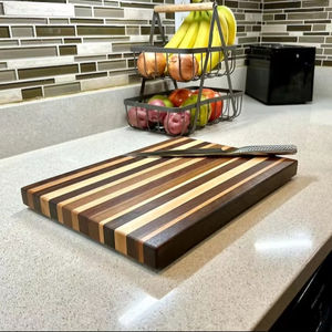 Planche à découper élégante en bambou avec finition lisse Planche à fromage fonctionnelle et élégante avec touche en acier inoxydable pour toutes les cuisines - Product Image 1