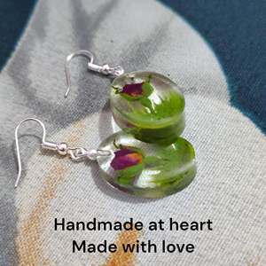 Boucles d'oreilles en résine écologiques faites à la main, luxueuses, avec crochets plaqués argent/or, motifs floraux, pour la Saint-Valentin, style estival - Prix de gros - Product Image 3