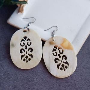 Boucles d'oreilles Chevron en corne de buffle avec anneau en laiton Boucles d'oreilles angulaires en corne de boeuf avec surface en corne polie élégante - Product Image 3