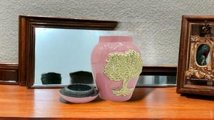 Urnes de crémation rose pour cendres adulte homme/femme-belles urnes décoratives uniques de style 3D avec sac en velours-5 "petit en aluminium - Product Image 5