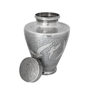 Pot commémoratif d'urne de crémation en laiton fait à la main avec gravure (grande taille, 27 cm de haut) - Product Image 2