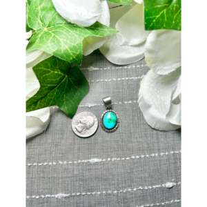 Colgante Navajo Hecho a Mano con Diseño de Montaña Sonora, Plata de Ley, Engaste de Oro Rosa, Incrustaciones de Turquesa, Joyería de Platino con Patrón Numérico - Product Image 2