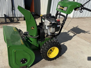 Souffleuse à neige John Deere 1330SE de petite taille, idéale pour garder les jardins de maisons haut de gamme et les cours de qualité supérieure propres. - Product Image 6