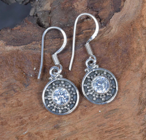 Pendiente clásico de mujer con piedras preciosas facetadas de topacio blanco plateado sólido 925 para uso diario y accesorio de fiesta de piedra de nacimiento de abril - Product Image 3