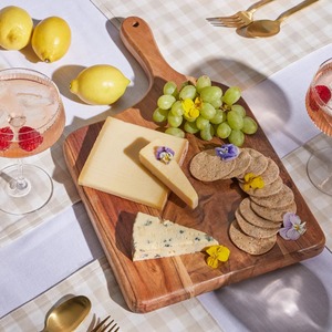 Planches à fromage artisanales en bois de château - Product Image 1