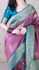 Saree Banarasi de seda suave rosa Coral con elegante tejido de pavo real Zari perfecto para bodas, festivales e indios tradicionales - Product Image 2