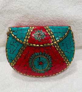 กระเป๋าคลัทช์เมทัลลิกหรูหราสำหรับผู้หญิง เหมาะสำหรับงานเฉลิมฉลอง กระเป๋าคลัทช์สำหรับงานกลางคืนพร้อมสายโซ่ อุปกรณ์เสริมสำหรับงานปาร์ตี้ที่สมบูรณ์แบบ - Product Image 2