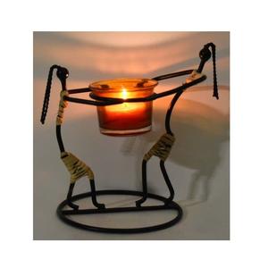 Portavelas de metal con acabado antiguo para agregar encanto y carácter a la decoración de su comedor o sala de estar - Product Image 2