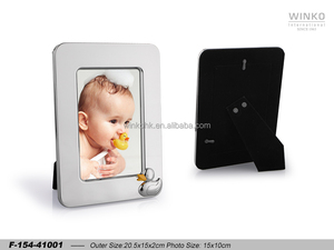 กรอบรูปโลหะ Winko DUCKIE ขนาด 10x15 ซม. พร้อมรูปเป็ด 3 มิติเคลือบอีพ็อกซี่สีเหลือง นิกเกิล ด้านหลังสีดำ - Product Image 1
