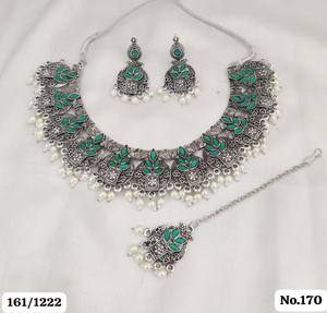 Ensemble de bijoux de mode élégant avec collier et boucles d'oreilles en pierres multicolores, parfait pour les occasions ethniques et les événements de fête. - Product Image 4