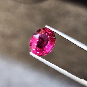 Anillo con Colgante de Turmalina Rubelita Roja Opalescente de 3 Quilates, Gema Suelta de Corte Ovalado Lagoon Paraiba, Gemas Mehrajudin de Terceros - Product Image 3