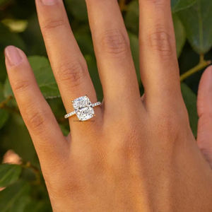 Bague solitaire Moissanite coussin allongé 7.5x9.5 MM fabriquée à la main avec enveloppe invisible et réglage sécurisé à quatre griffes pour elle - Product Image 4