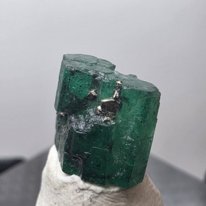 Gema Brillante, Esmeralda Natural, Cristal de 5 Quilates, Corte Hexagonal |   Espécimen de Esmeralda Verde en Bruto |   Valle de Swat, Pakistán |   Colector | - Product Image 4