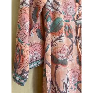 Chemisier ample à plis pour femme en satin de soie et lin imprimé floral corail – Chemise de bureau formelle taille XL pour l'automne - Product Image 3