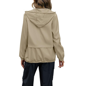 Veste de randonnée imperméable à capuche en tissu polyester de qualité supérieure, couleur et taille personnalisées, design populaire, combinaison de pluie pour femmes - Product Image 2