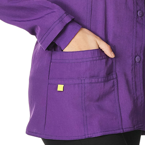 Blouse médicale sportive pour femme, modèle 2024, personnalisée, à boutons, en sergé Spandex/Polyester, haute qualité, uniforme médical OEM - Product Image 3