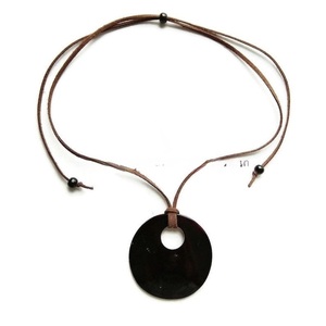 Collar con Colgante de Cuerno de Búfalo, Joyería Tribal Natural y Sostenible para Mujer, Alta Calidad - Product Image 1