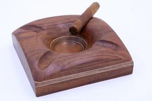 Cenicero de madera de calidad superior con patrón artístico adecuado para fumadores que aprecian los artículos artesanales finos - Product Image 2