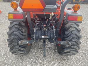 Tractor compacto y confiable impulsado por un motor diésel Kubota de 33HP - Product Image 5