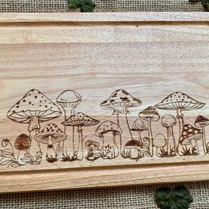 Planche à découper en bois gravée au design de champignon de qualité supérieure Planche élégante pour la présentation sur table et les cadeaux en provenance d'Inde - Product Image 1