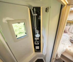 Autocaravana Compacta Tiffin, Diseño Blanco y Negro, Vista Lateral con Puerta Corredera, Ventanas Grandes, Asiento Universal de Cuero PU, No Impermeable - Product Image 3