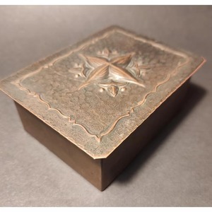 Boîte à bijoux en métal de base simple Organisateur décoratif élégant Idéal pour les bagues Boucles d'oreilles Colliers Bracelets et usage quotidien - Product Image 6