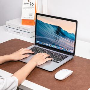 Tapis de bureau en cuir avec logo personnalisé Option Matériau de haute qualité pour le bureau moderne, la maison et les environnements d'étude - Product Image 4