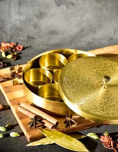 Caja de Especias de Latón Artesanal de Lujo para una Colección Exclusiva de Utensilios de Cocina que Exhibe un Arte Metálico Experto - Product Image 3