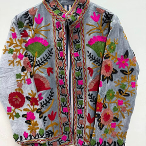 Veste d'hiver pour femme en velours de coton brodé Suzani fait main en Inde, respirante - Product Image 1