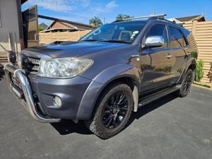 Toyota Fortuner 3.0D-4D d'occasion, conduite à gauche/droite, 2010 - Product Image 2