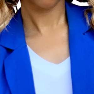 Blazer petit ami bleu royal avec écusson brodé pour les réunions de sororité et les vêtements professionnels élégants - Product Image 5