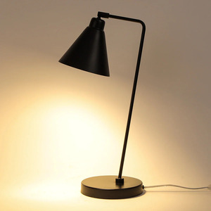 Lámpara minimalista negra mate Mezcla perfecta de forma y función para su hogar Lámpara de pie contemporánea - Product Image 1