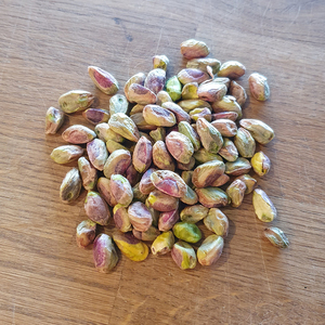 Nueces de pistacho frescas cuidadosamente procesadas y empaquetadas para mantener el sabor y la textura natural suministradas a granel para distribuidores - Product Image 1