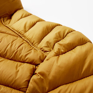 Veste matelassée d'hiver en nylon noir avec capuche pour hommes, conception personnalisée OEM - Product Image 2