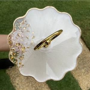 Soporte de pastel de mármol redondo de primera calidad con adorno dorado Regalo de lujo de alta demanda para uso en Villa o interior Disponible a un precio - Product Image 4