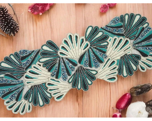 Chemin de table perlé en verre fait à la main personnalisé pour salle à manger de mariage ou décor d'hôtel avec chemin de broderie - Product Image 3